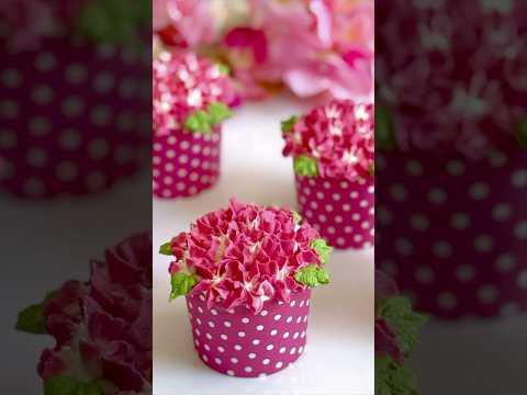 Create Charming Pink Flower Cupcakes for Delightful Baking Experience