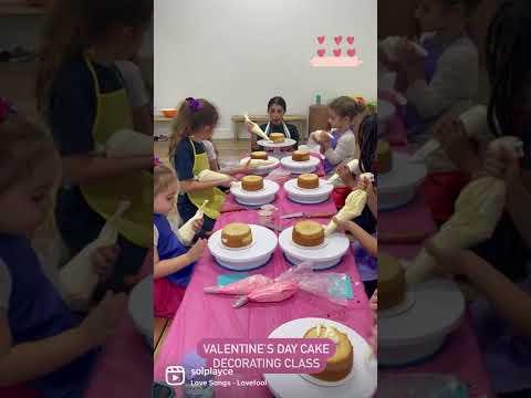 Lynda’s Bakery Inspires with Cake-Decorating Classes